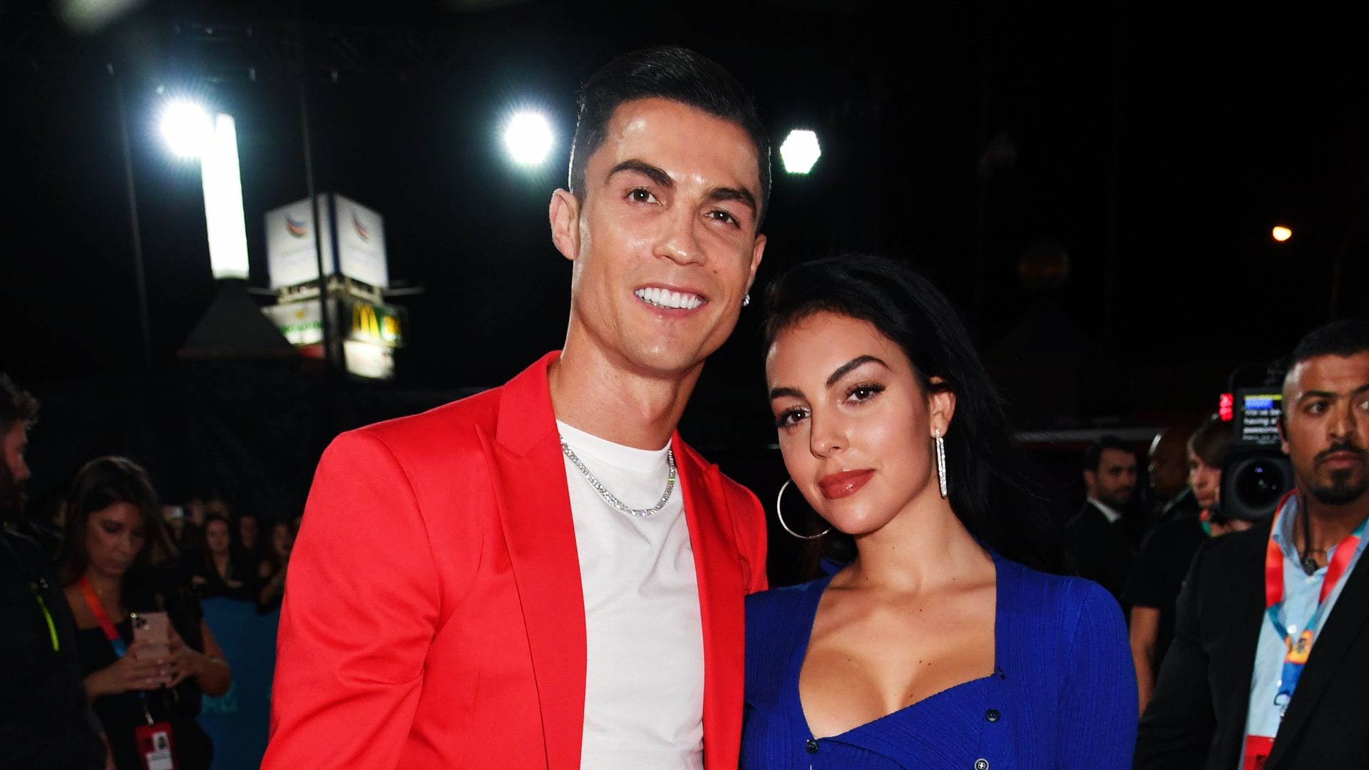 Georgina Rodriguez gives a yellow card to Cristiano Ronaldo's outfits