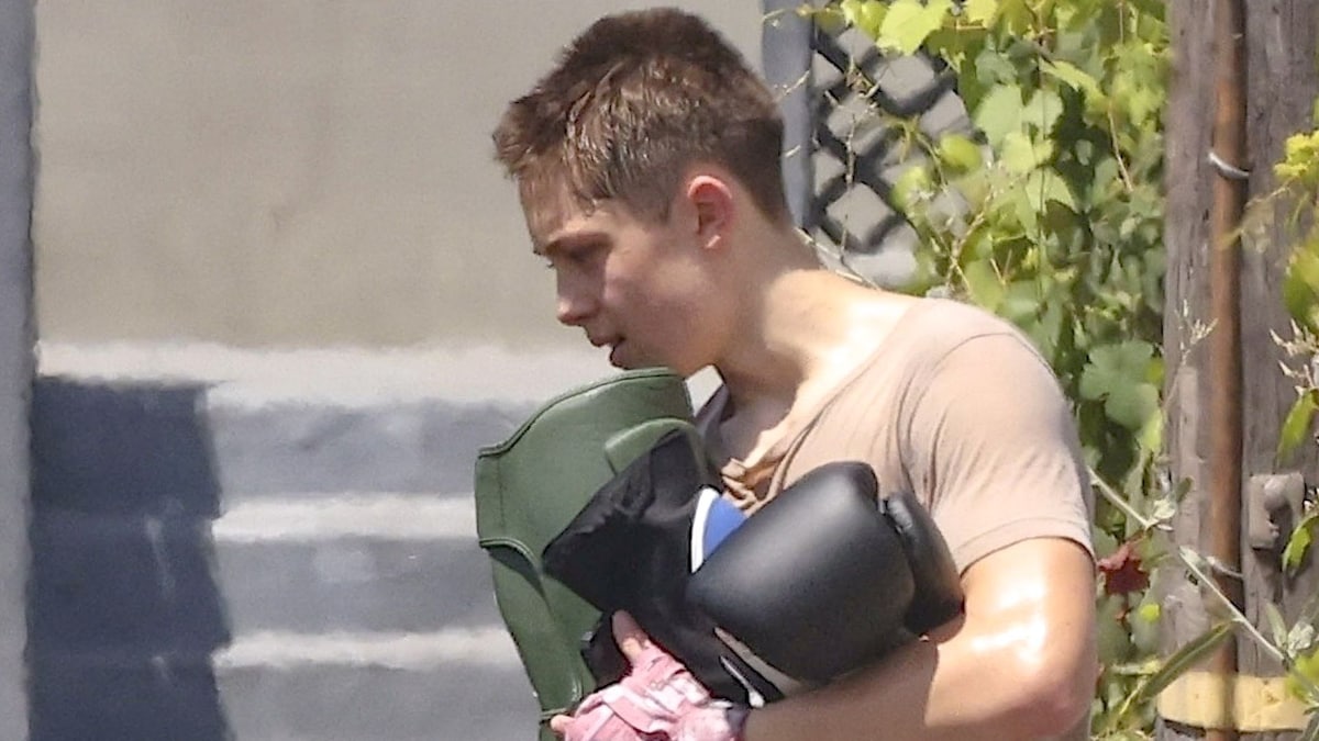 Knox Jolie-Pitt was spotted preparing for a fight in his boxing studio [PHOTOS]