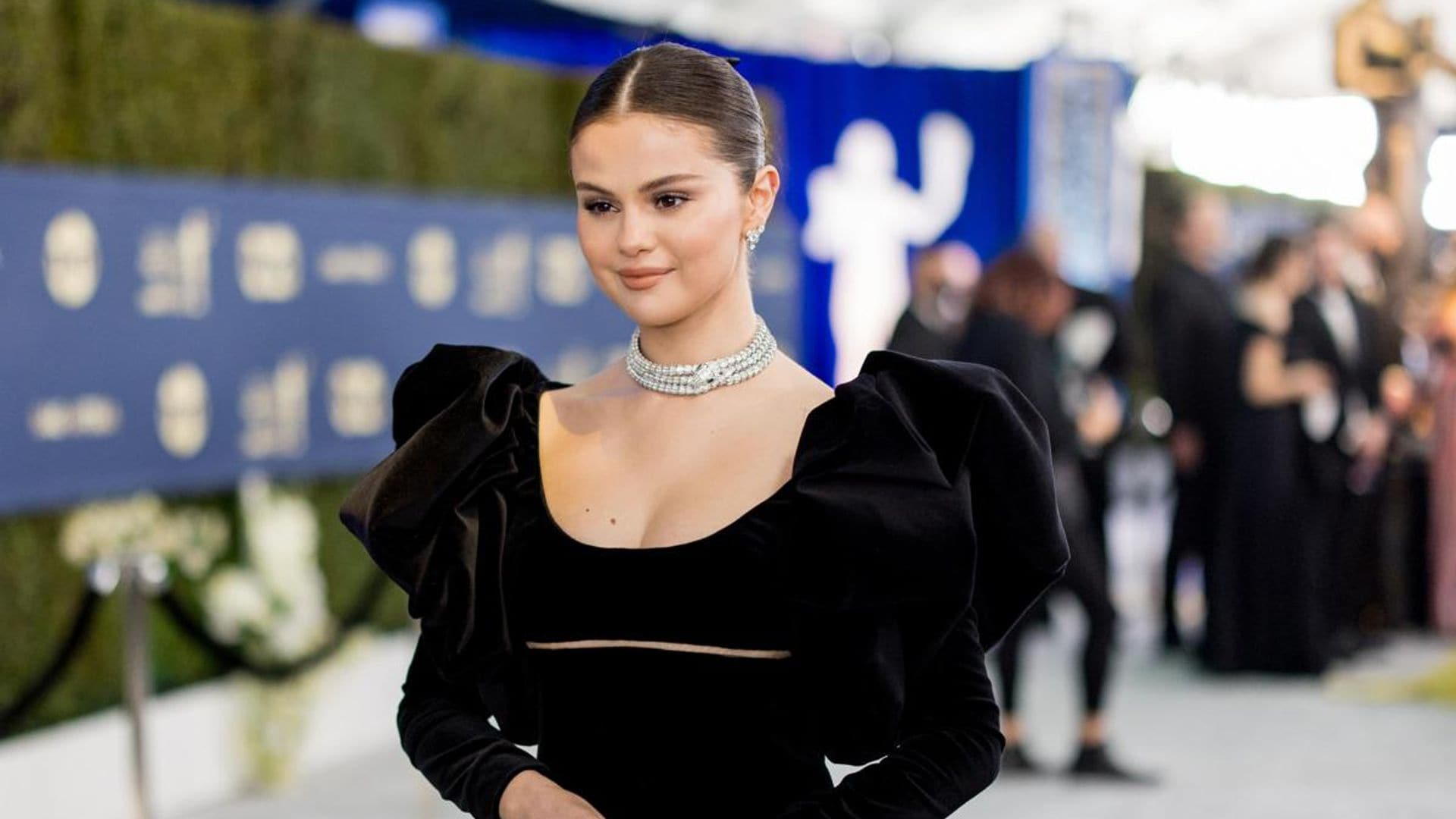 Why did Selena Gomez present barefooted at the SAG Awards?