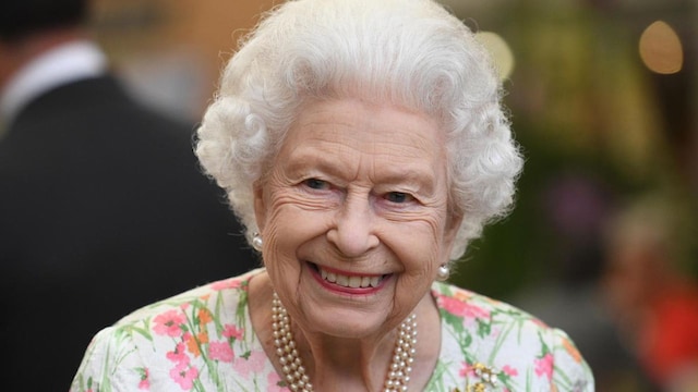 Queen Elizabeth surrounded by great-grandchildren in previously unseen photo