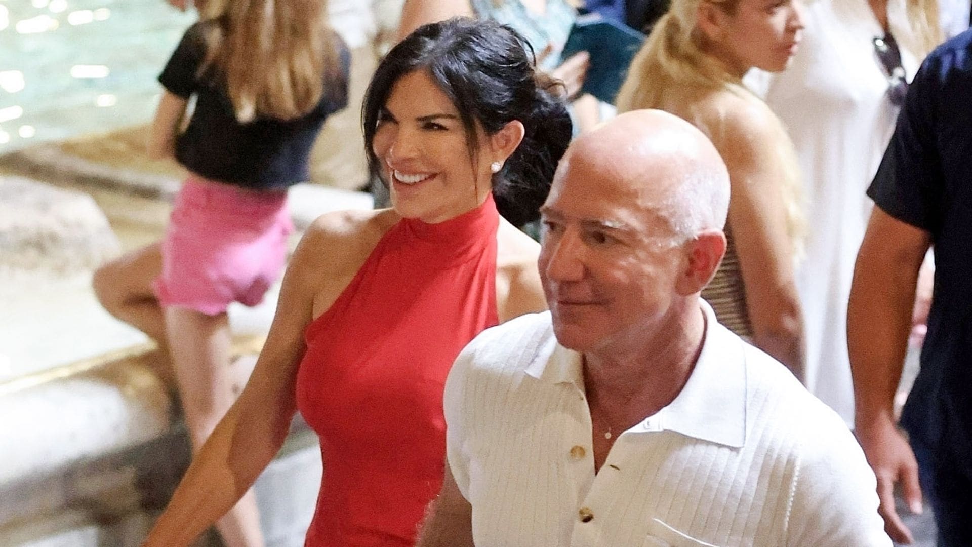 Lauren Sanchez wore a red minidress in one of her most romantic dates with Jeff Bezos [PHOTOS]