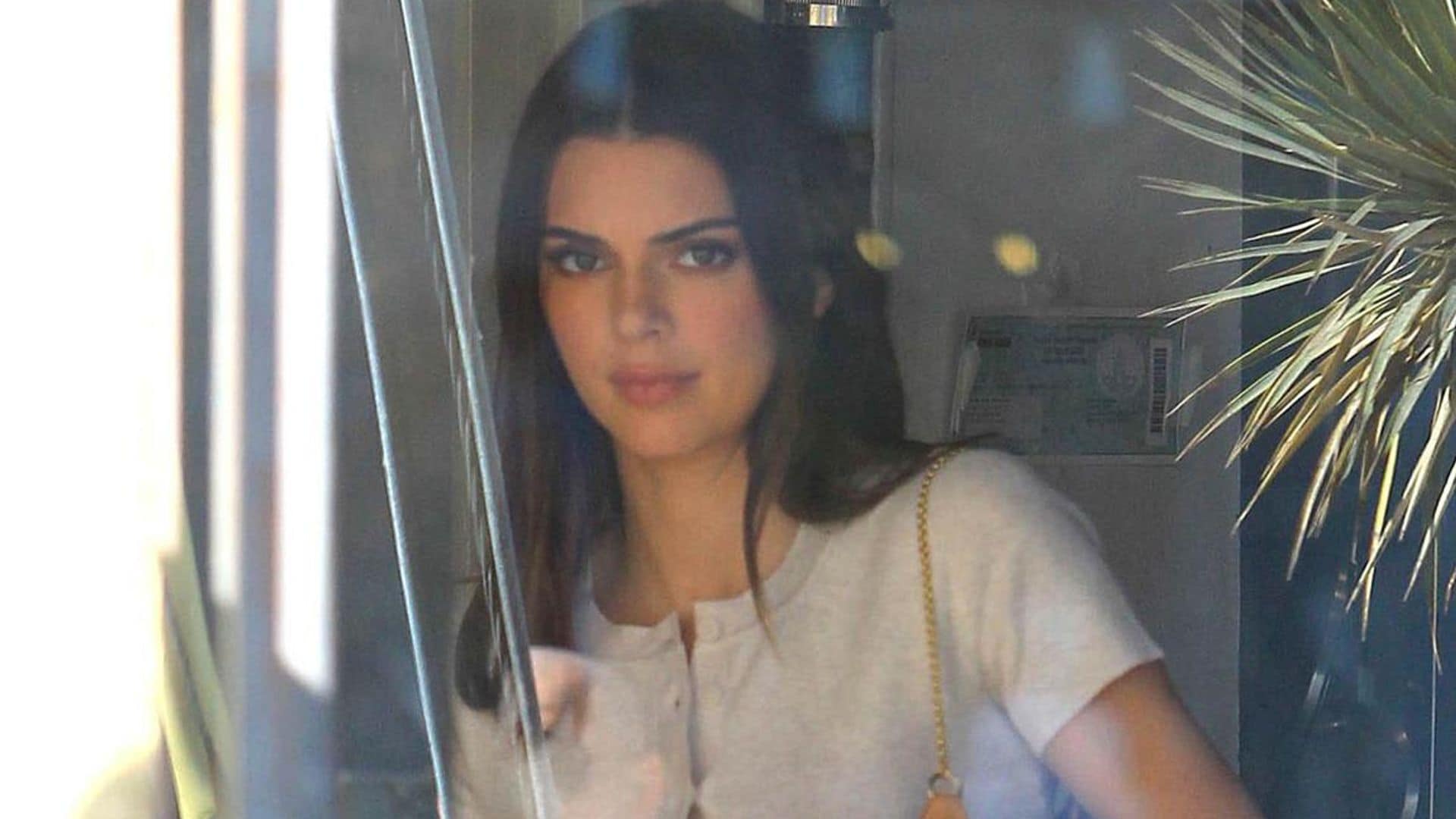 Kendall Jenner shows her natural beauty in makeup free mirror selfie