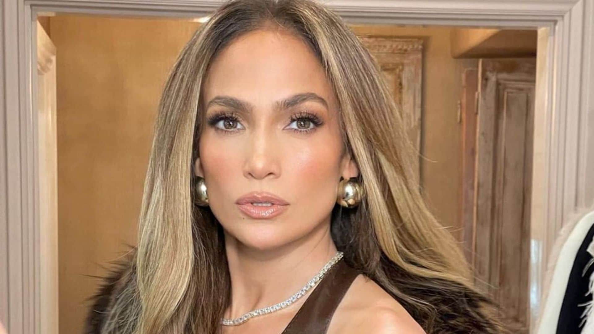 Jennifer Lopez shows off incredible figure in green sequin dress and gold jewelry