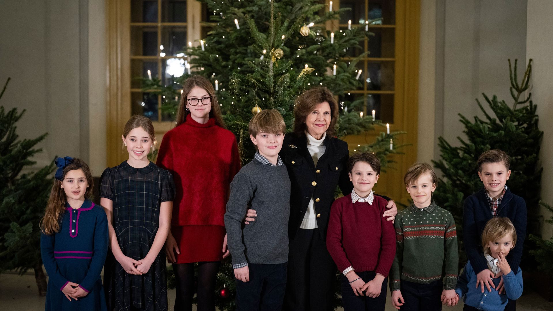 Grandma's little helpers! Queen and her grandchildren decorate Christmas trees together: Watch