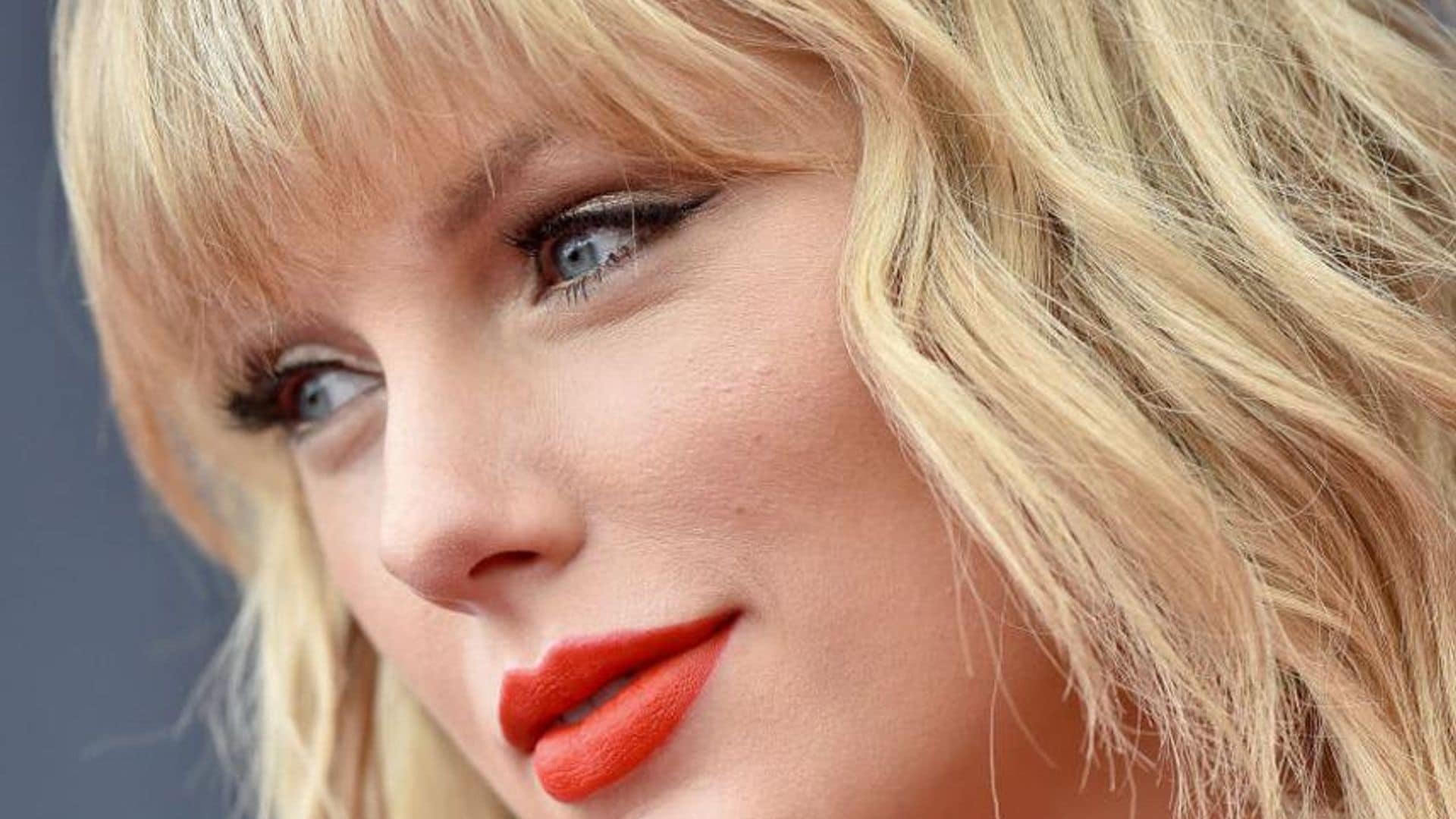 Taylor Swift adores a classic makeup with vibrant red lips