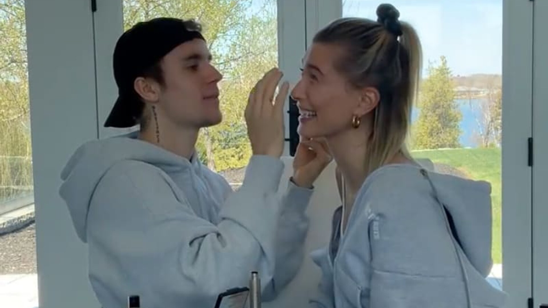 Justin Bieber does Hailey's makeup and the results are impressive