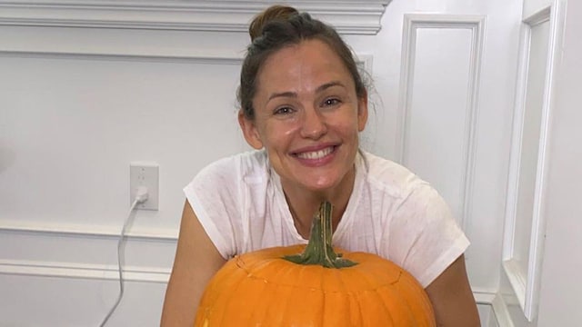 Jennifer Garner hold carved Pumpkin