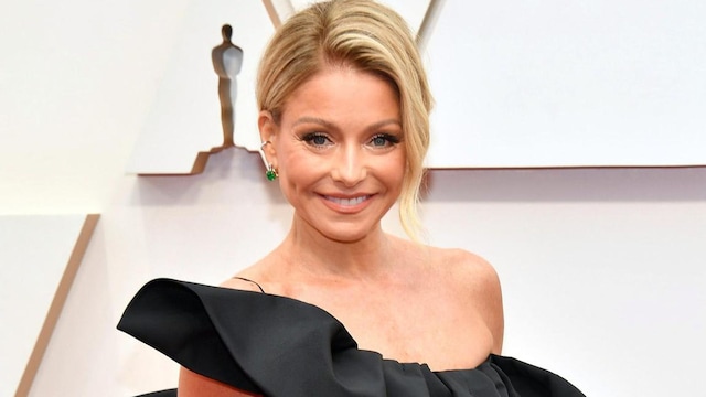 Kelly Ripa recreates family vacation photo from 17 years ago