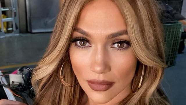 Jennifer Lopez showing off chunky highlights with her hair down