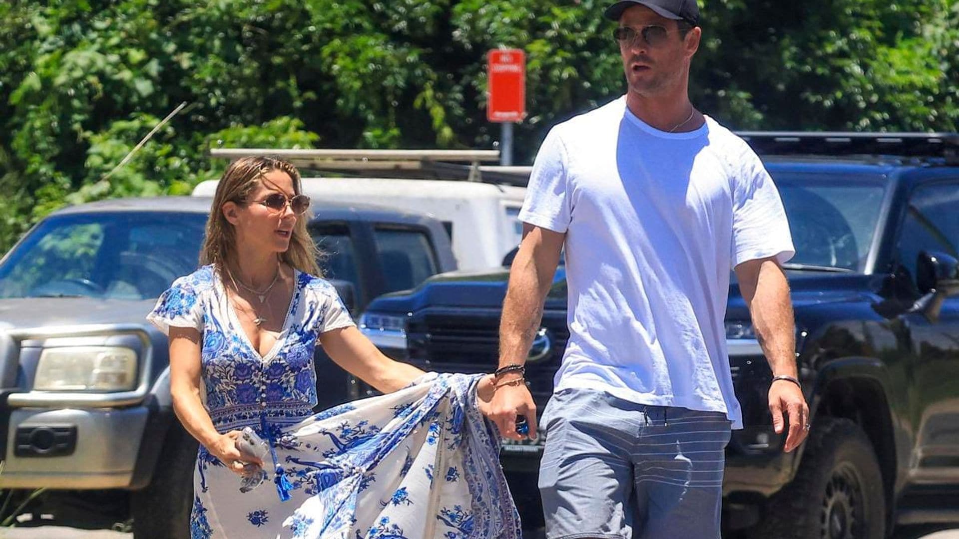 Elsa Pataky and Chris Hemsworth hold hands as they get lunch in Australia