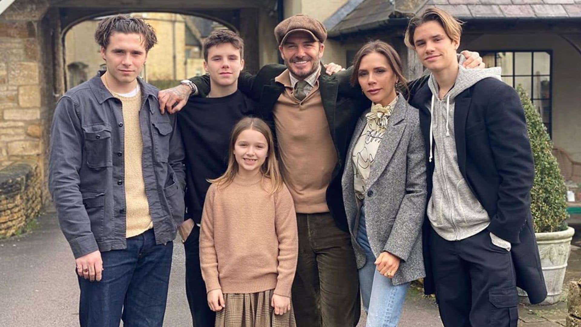 Victoria Beckham junto a su familia, David Beckham y sus hijos Brooklyn, Romeo, Cruz y Harper