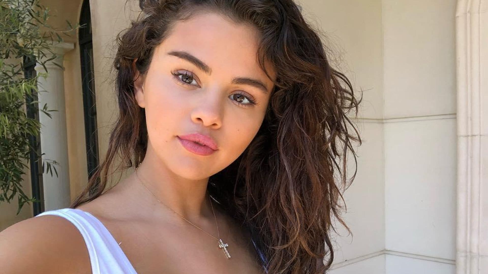 Selena Gomez’s hairstylist shares useful advice to restore hair during social isolation