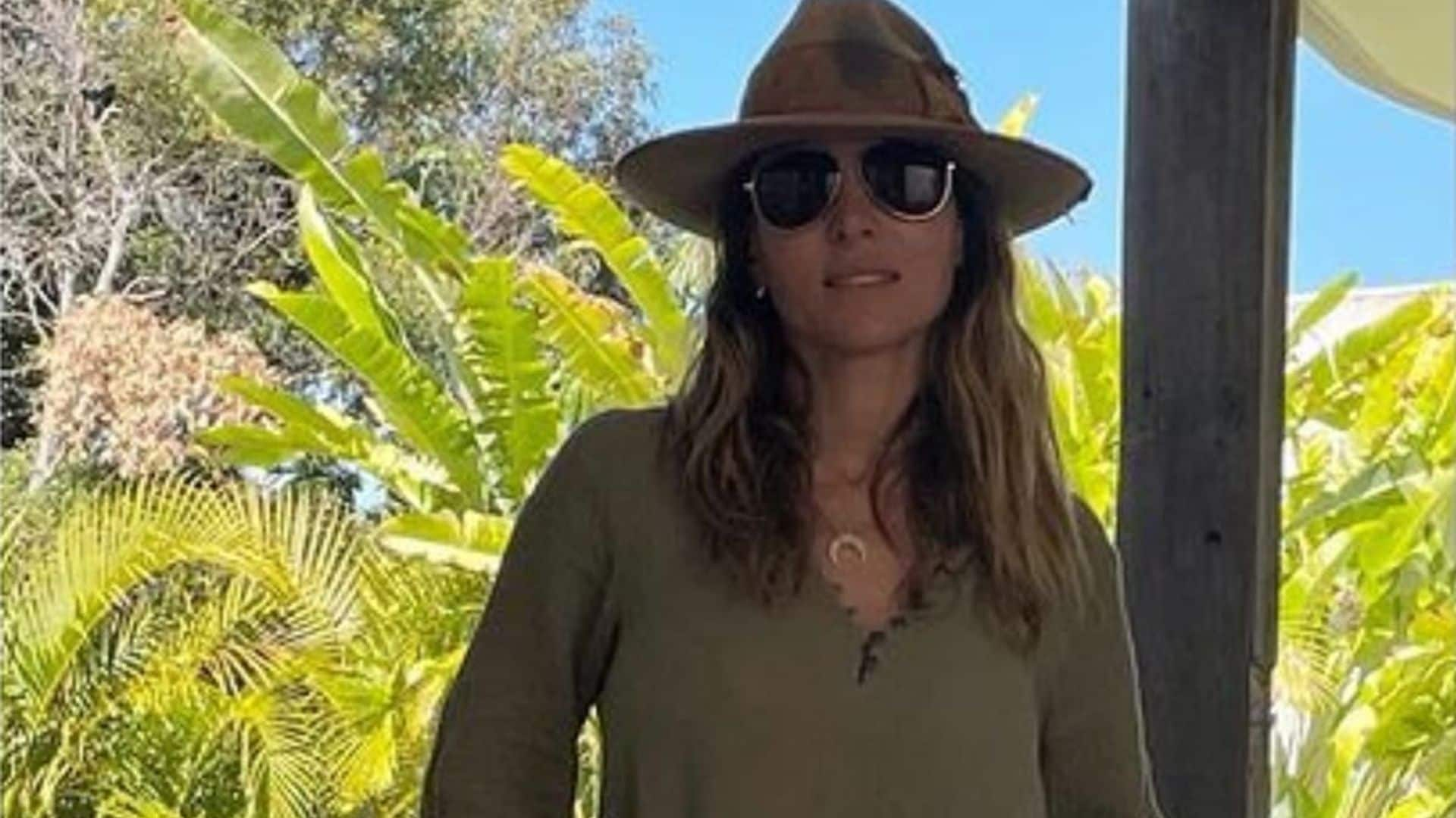 Elsa Pataky welcomes spring in Australia with short shorts and an outback hat