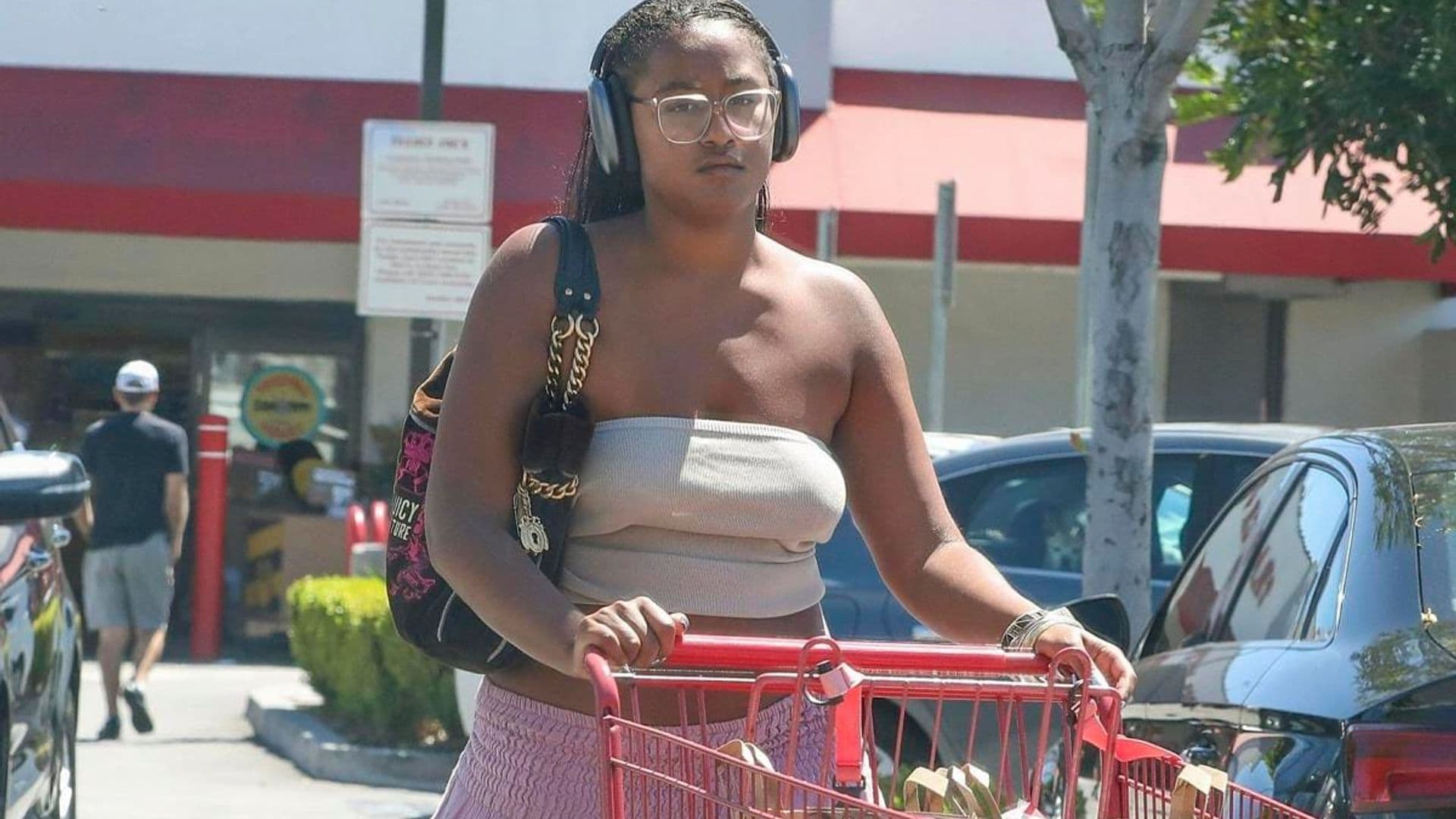 Sasha Obama looks comfy as she buys groceries in her local supermarket