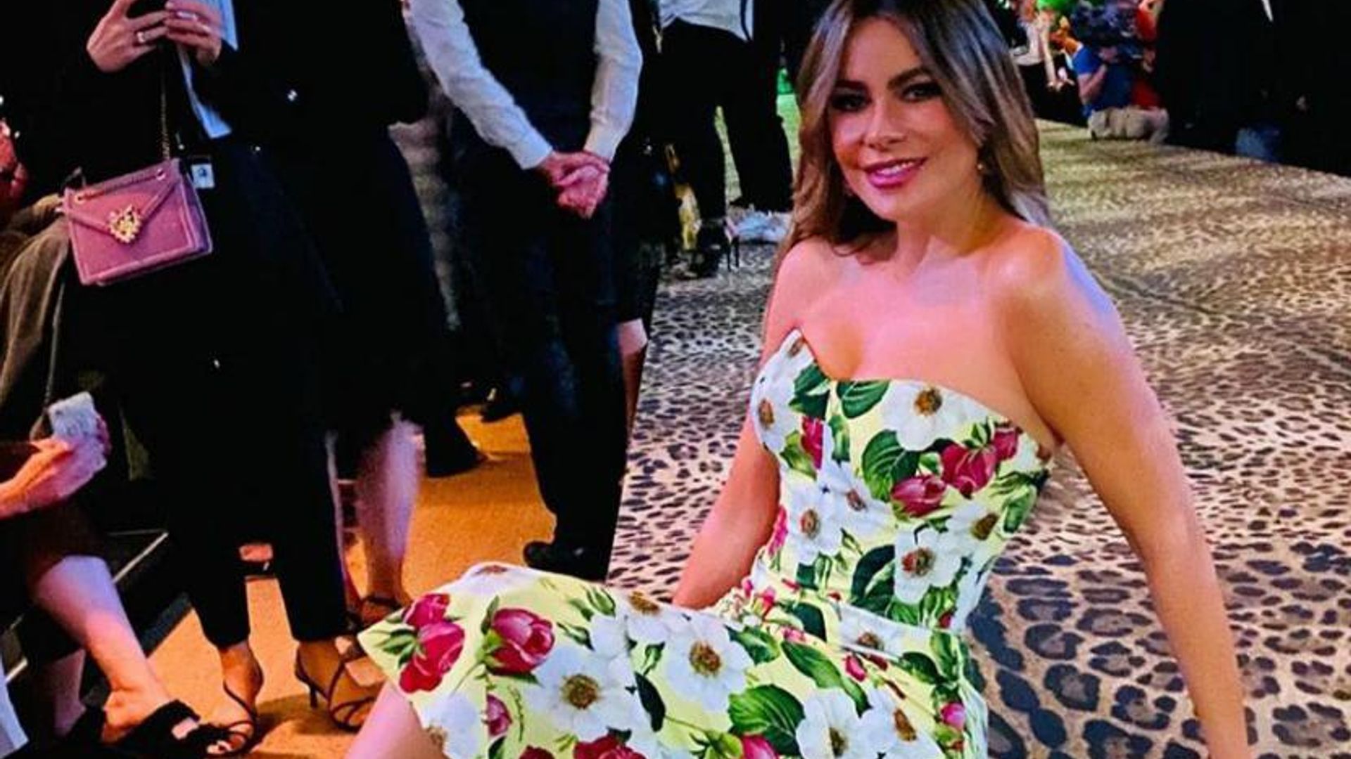 Sofia Vergara flaunts tiny waist in stunning 90s throwback