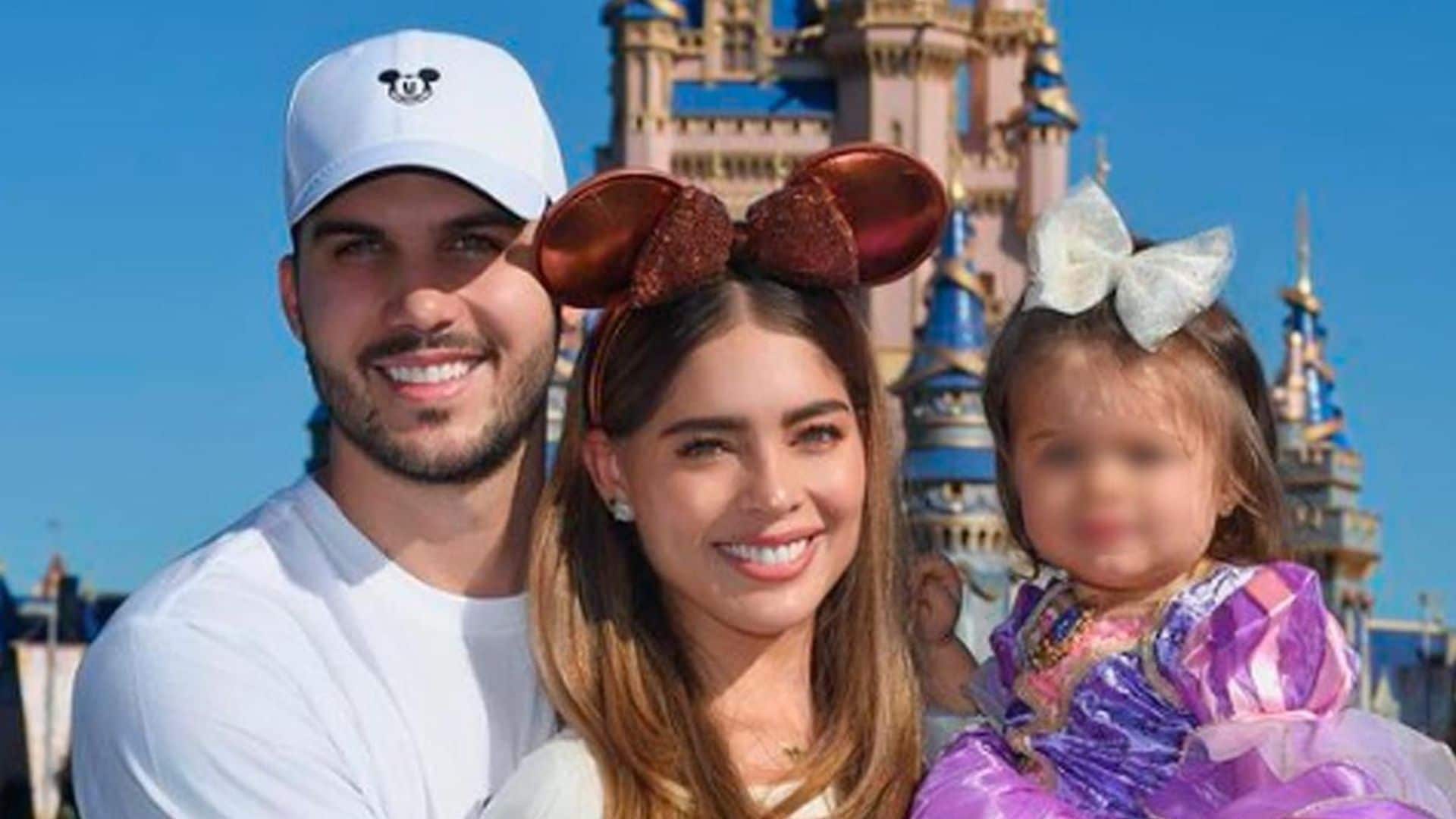 Camila Avella con su esposo e hija