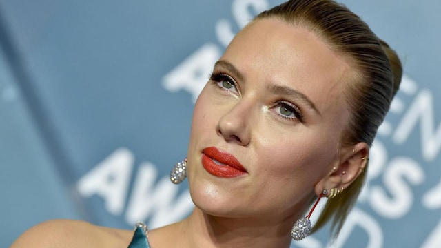 Scarlett Johansson attended the SAG Awards with a fresh makeup look