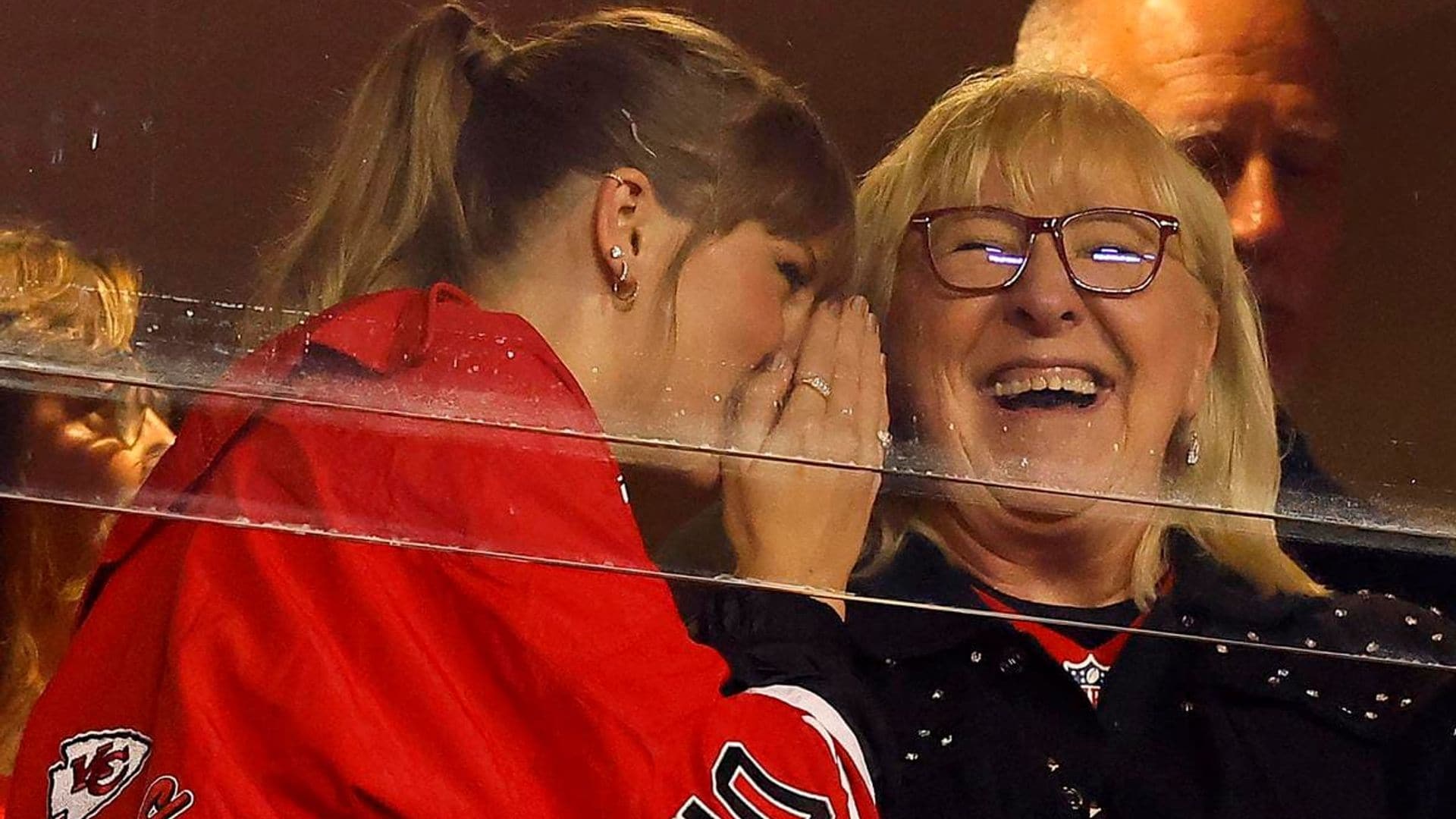 Taylor Swift appears to share a hilarious secret with Travis Kelce’s mom at tonight’s game