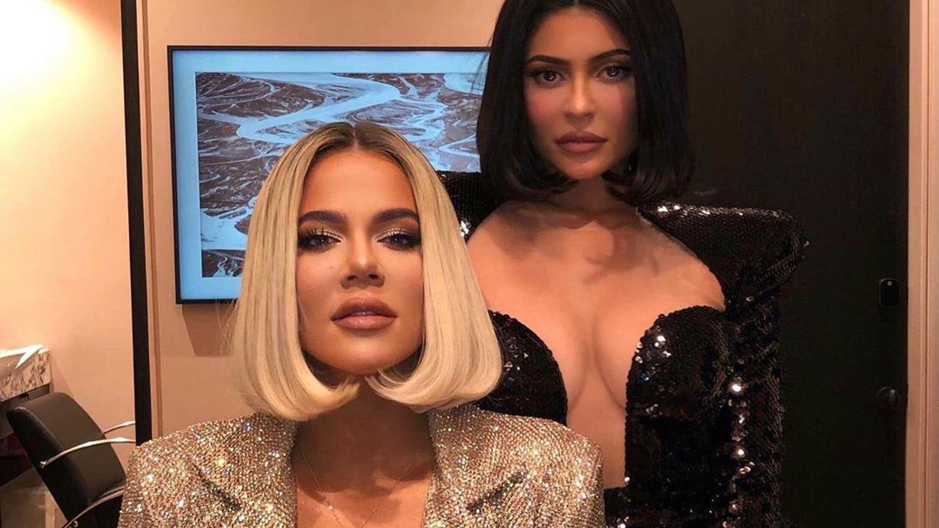 Khloe Kardashian con cabello rubio y Kylie Jenner cabello oscuro, ambas con short bob