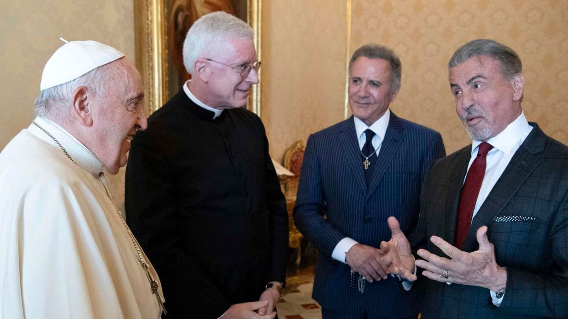 Sylvester Stallone and his daughters meet a big fan: the Pope