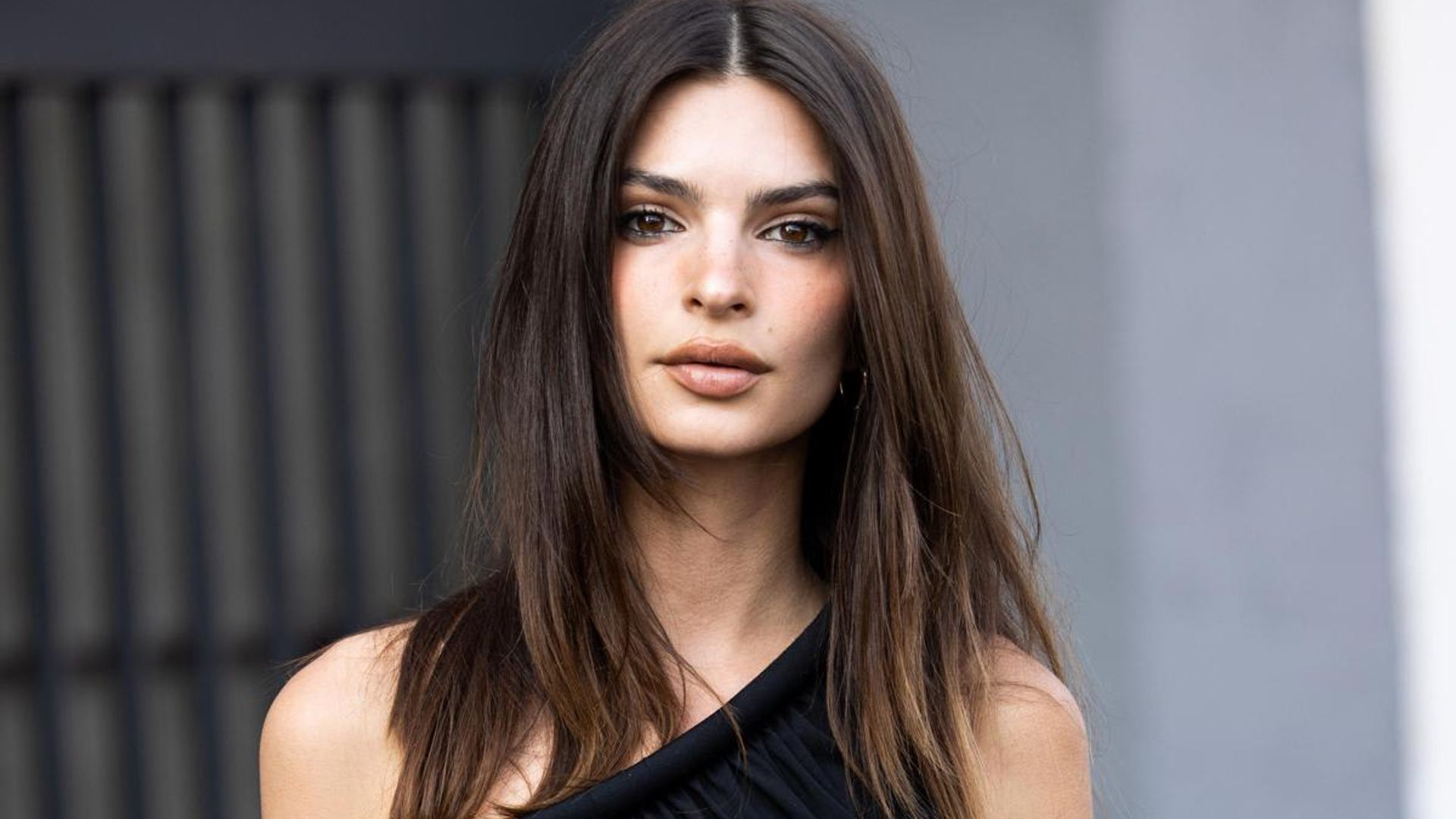 Emily Ratajkowski shows new sultry look inspired in back-to-school season