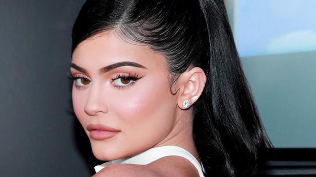 Kylie Jenner con cabello morado y maquillaje de impacto