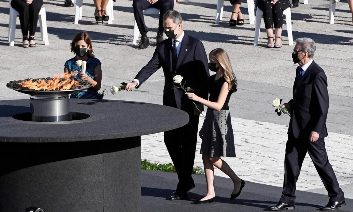 King Felipe and Princess Leonor laid down white roses in front of the cauldron