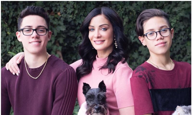 Dayanara Torres junto con sus hijos Cristian Marcus Muñiz y Ryan Adrian Muñiz