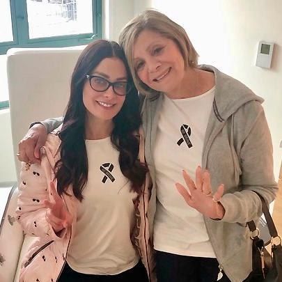 Dayanara Torres posando con su mamá