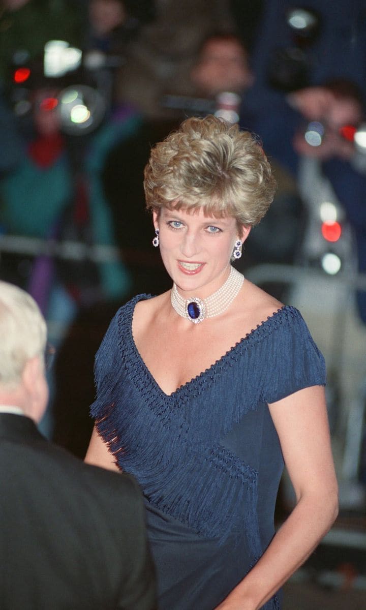 Princess Diana wore the Queen Mother‘s brooch as a necklace with seven strands of pearls