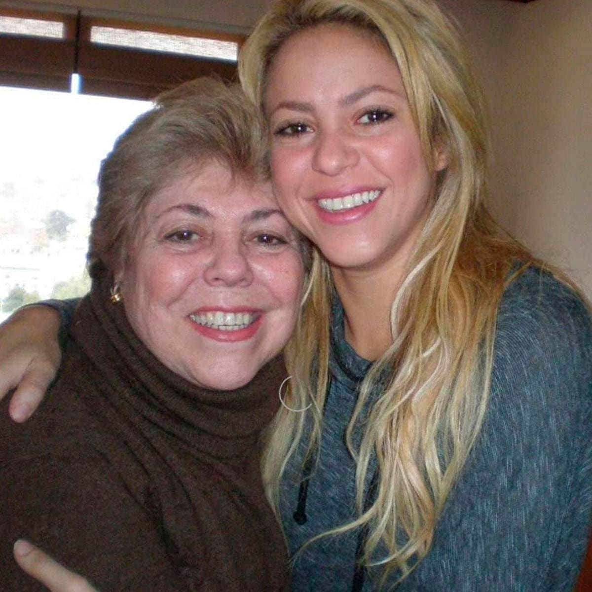 Shakira abranzando a su mamá