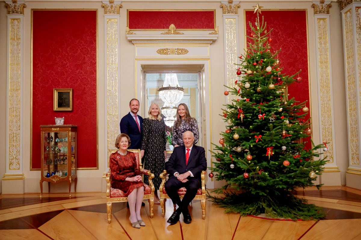    Oslo 20241219.  King Harald and Queen Sonja together with Crown Prince Haakon, Princess Ingrid Alexandra and Crown Princess Mette-Marit in the Red Salon at the Palace in Oslo during the Christmas photo shoot. Photo: Stian Lysberg Solum / NTB (Photo by Stian Lysberg Solum / NTB / AFP) / Norway OUT (Photo by STIAN LYSBERG SOLUM/NTB/AFP via Getty Images)