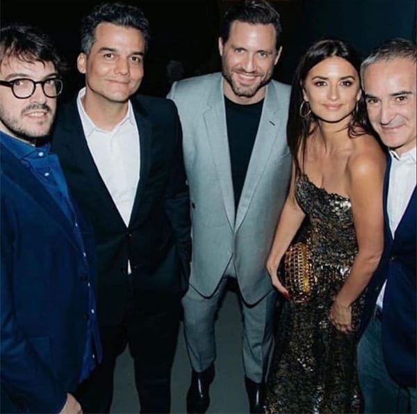 Penélope Cruz posing with Wasp Network cast