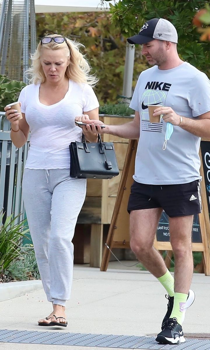 Pamela Anderson goes on a coffee run