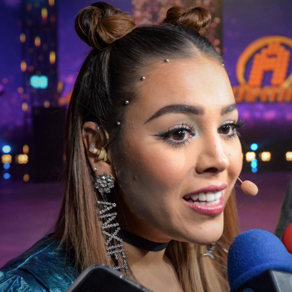 Danna Paola with jewels embedded along her hairlinearte frontal del peinado!