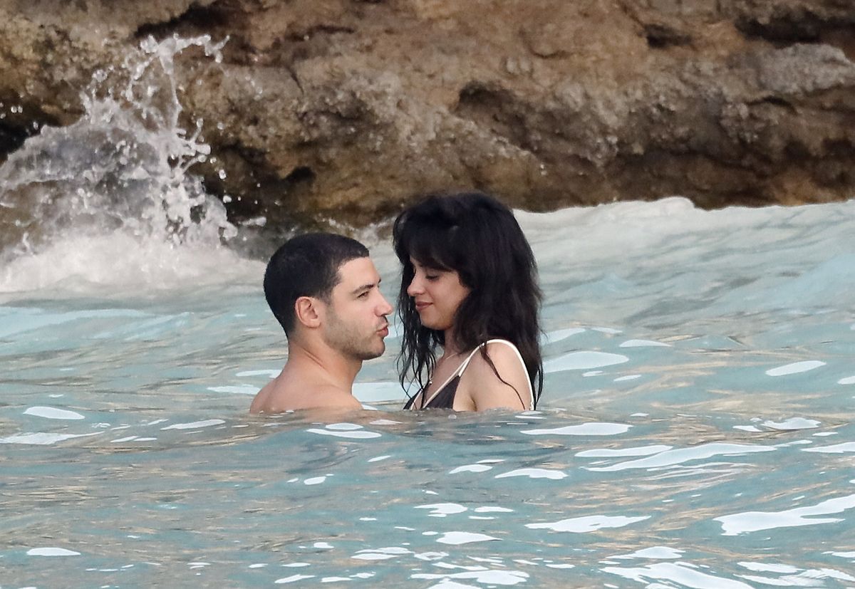 Photo © 2025 Spread Pictures/The Grosby Group

PREMIUM EXCLUSIVE

January 4th, 2025 - Saint Barthelemy

Stunning Camila Cabello shares a passionate kiss with new boyfriend while enjoying the sun in the Caribbean cristal waters of St Barths.****

La despampanante Camila Cabello comparte un apasionado beso con su nuevo novio mientras disfruta del sol en las cristalinas aguas caribeñas de San Bartolomé.