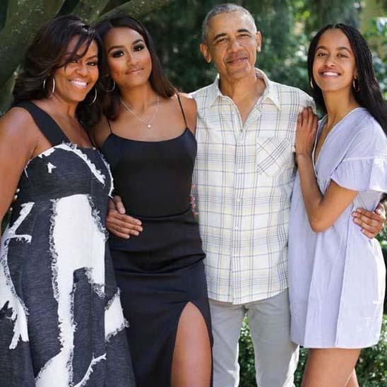 Sasha Obama prom photo with Malia, Barack and Michelle Obama