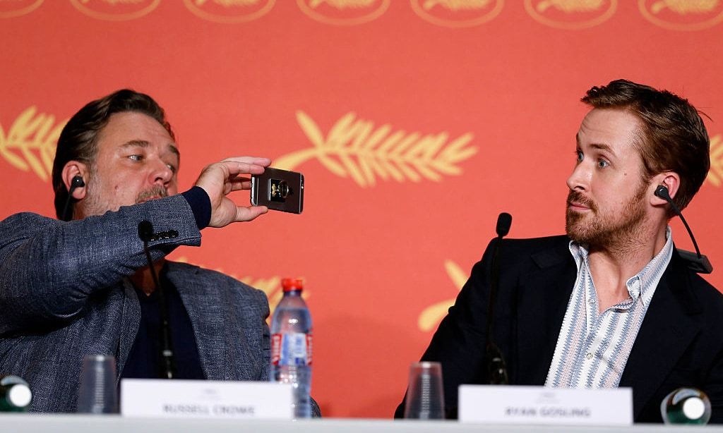 Russell Crow is just like us, he too wants a photo of Ryan Gosling. The actor took a photo during a press conference for their film <i>The Nice Guys</i>.
<br>
Photo: Getty Images