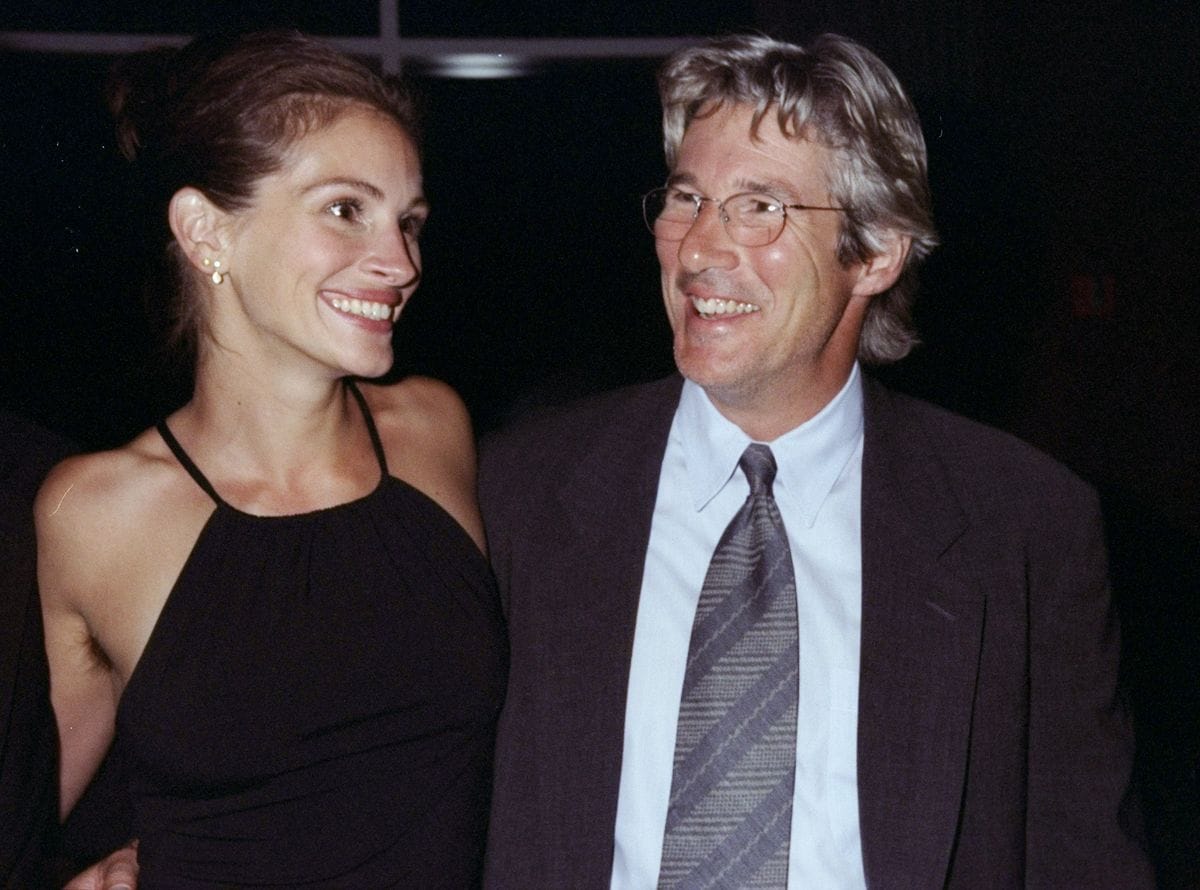 Richard Gere gets together with actress Julia Roberts at Amnesty International USA's Second Annual Media Spotlight Awards dinner. Gere received a leadership award at the gathering.  (Photo by Richard Corkery/NY Daily News Archive via Getty Images)