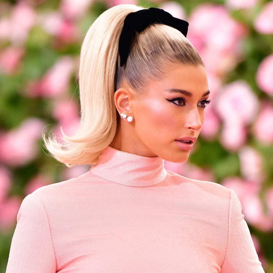 Hailey Bieber con una maxi scrunchie de Alexander Wang