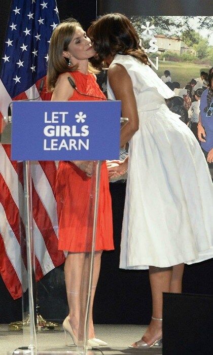 Queen Letizia of Spain and First Lady Michelle greeted each other with a kiss at the initiative, where they were discussing education with hundreds of women.
<br>
Photo: Fotonoticias/WireImage