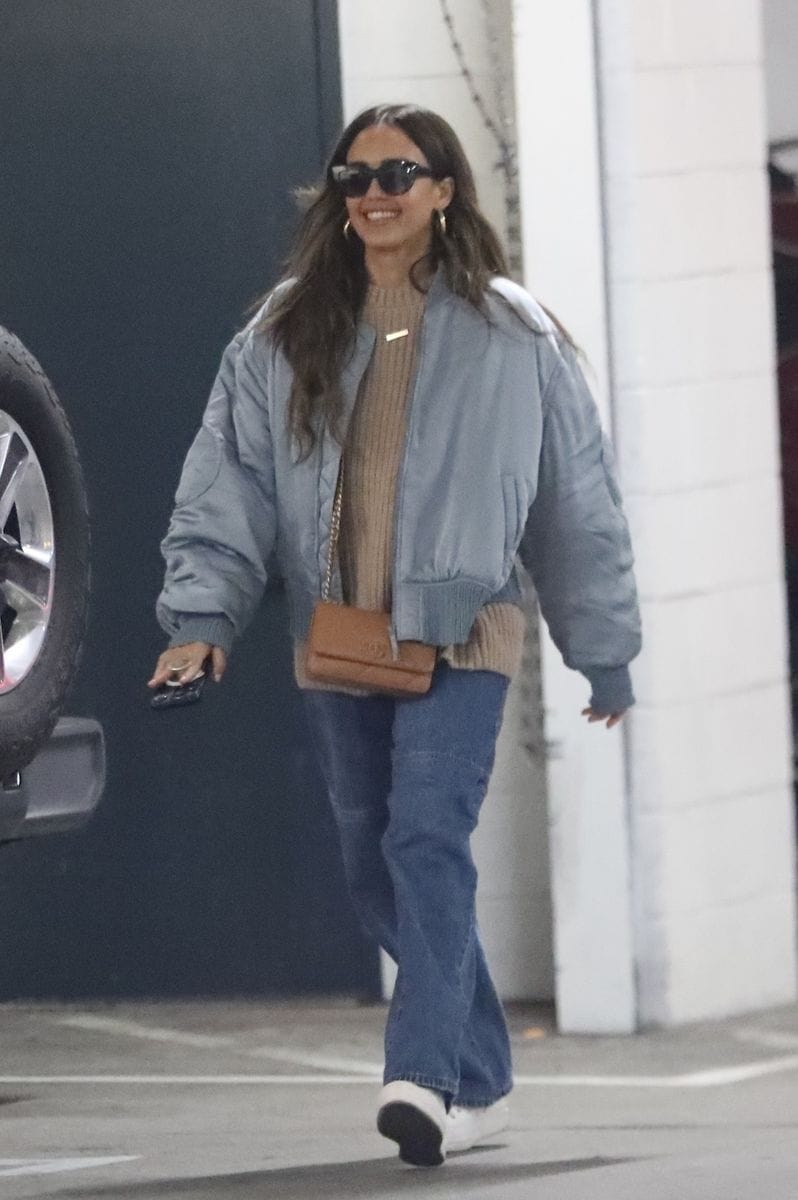 Jessica Alba spotted without her wedding ring