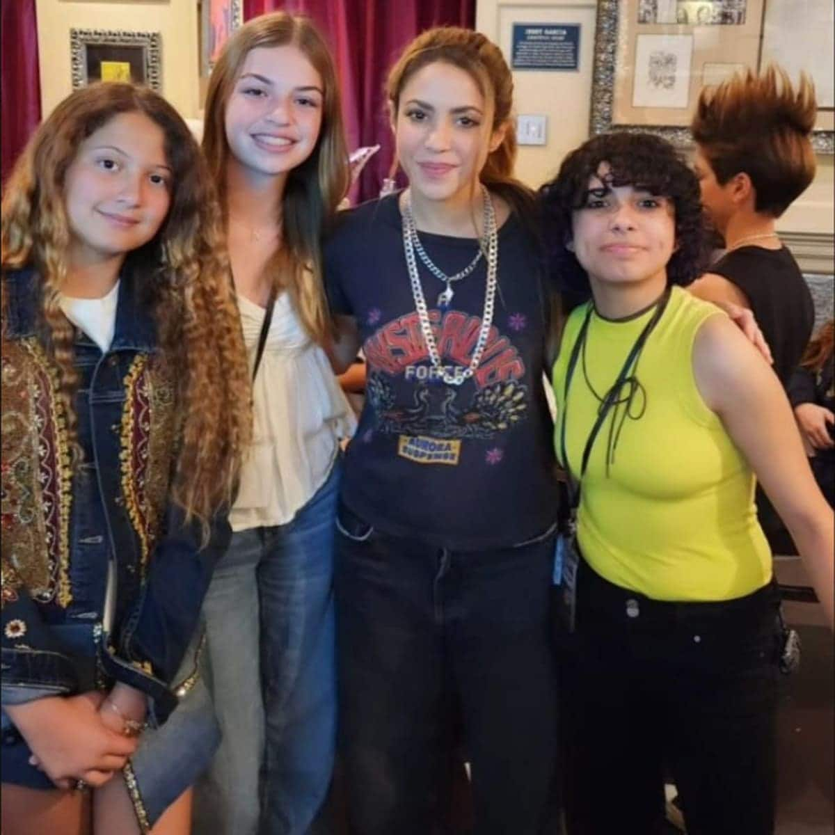 Shakira en el debut de la banda de su hijo en el Hard Rock Cafe Miami