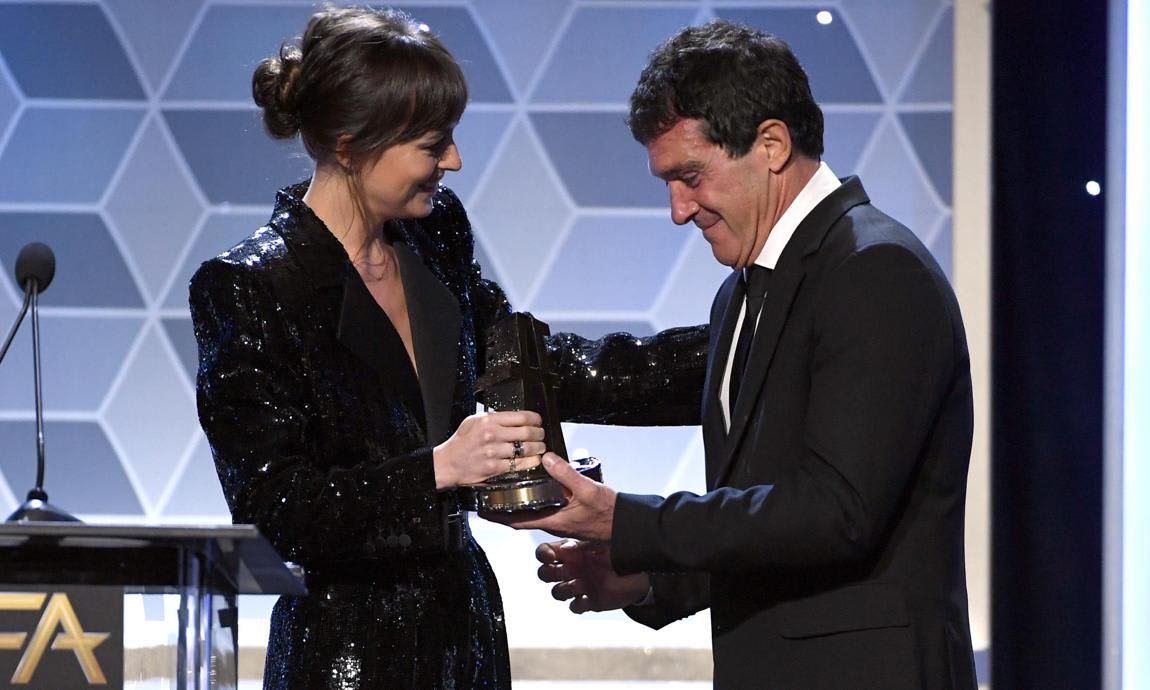 Dakota Johnson presented her 'papi' Antonio Banderas with the Hollywood Actor Award at the 23rd annual Hollywood Film Awards