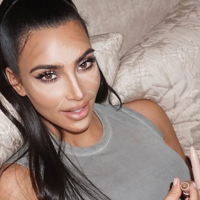 Kim Kardashian con marcas de iluminador y contouring.