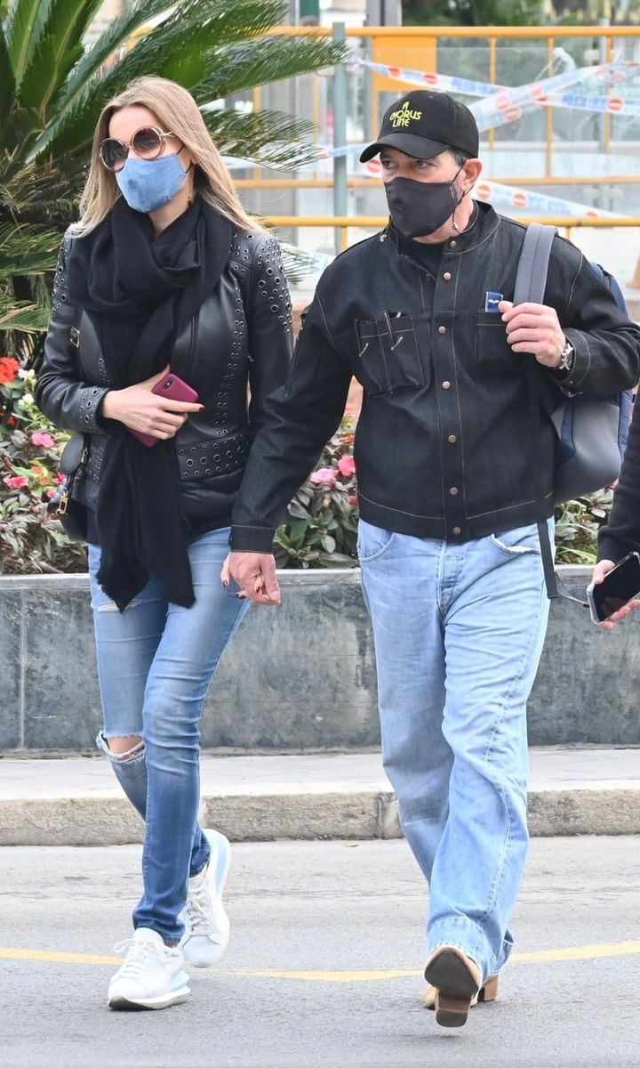 Antonio Banderas and Nicole Kimpel walking through Spain together