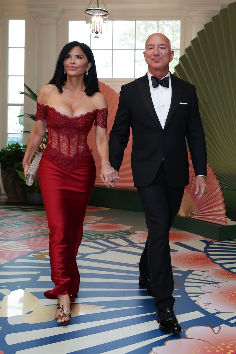 Lauren lució un vestido rojo con corsé en una cena de Estado en la Casa Blanca en Washington, DC, el pasado abril. Estuvo acompañada por su pareja sentimental Jeff Bezos, que lucía elegante con un esmoquin clásico. 