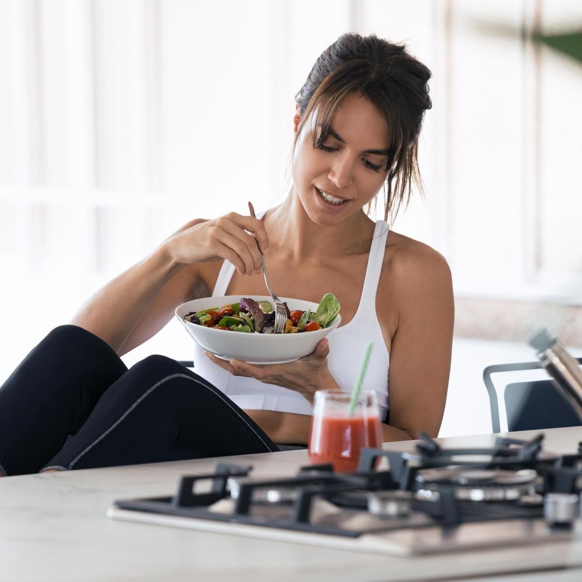 mujer comiendo saludable