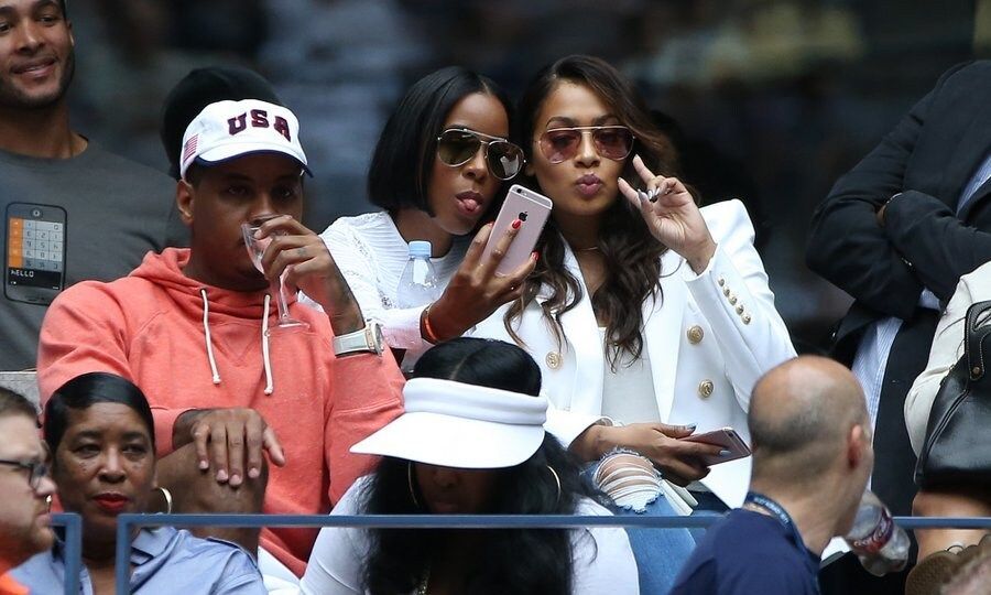 It was silly selfie time for Kelly Rowland and La La Anthony, as Carmelo Anthony kept his eyes on the action.
Photo: Getty Images