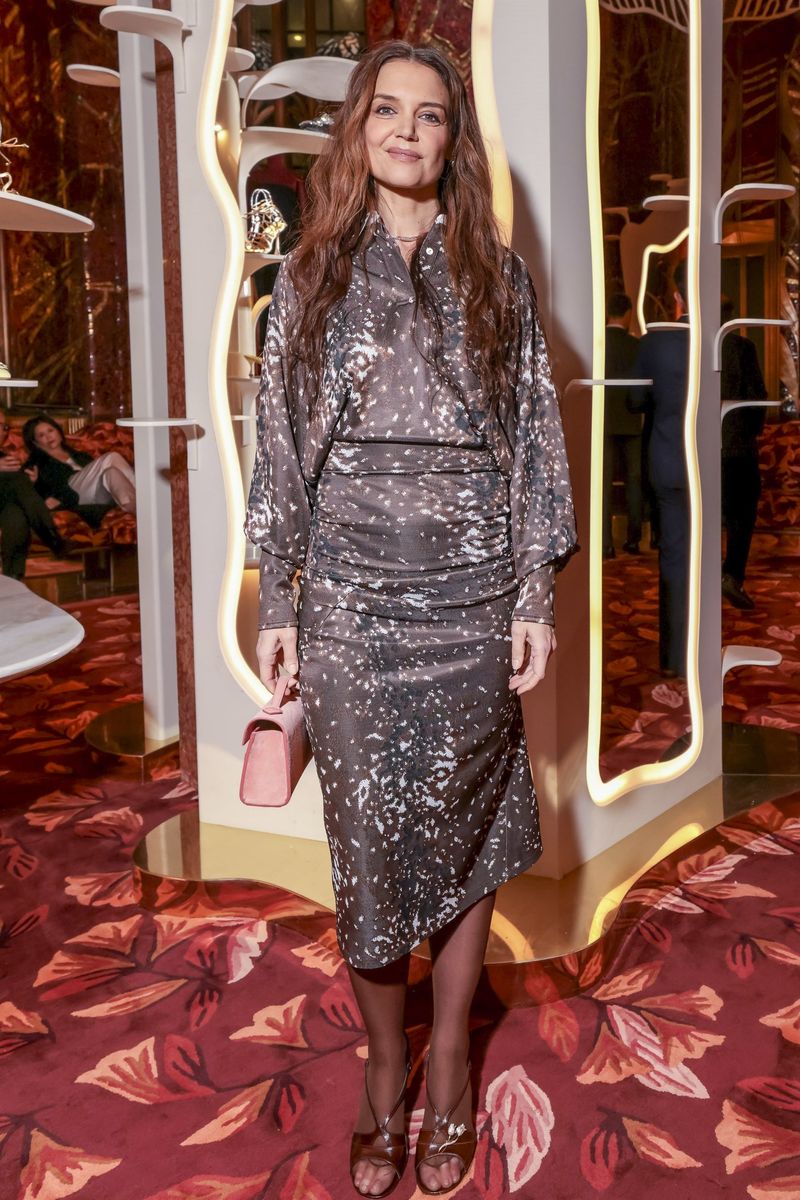 Photo © 2025 Backgrid/The Grosby Group

New York, March 20, 2025.

Katie Holmes stuns in a shimmering brown patterned dress with matching strappy heels on the Printemps highly anticipated New York opening event.
***
Katie Holmes deslumbra con un brillante vestido marrón estampado y tacones de tiras a juego en la esperadísima inauguración de Printemps en Nueva York.